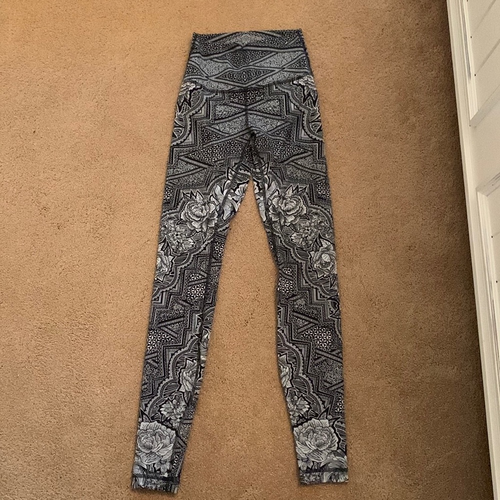 Lululemon mid-rise leggings size 2. Full length
